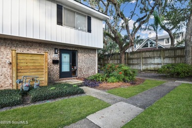 Adorable 2 bedroom, 1.5 bath beach cottage-style townhome! This - photo 1