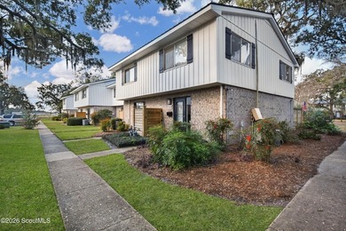 Adorable 2 bedroom, 1.5 bath beach cottage-style townhome! This - photo 2