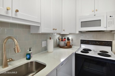 Adorable 2 bedroom, 1.5 bath beach cottage-style townhome! This - photo 7