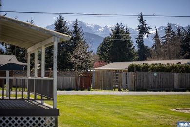 Exceptional Opportunity with Mountain Views, Shop Space & - photo 4
