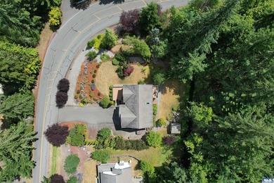 This beautifully appointed home offers water views, thoughtful - photo 8