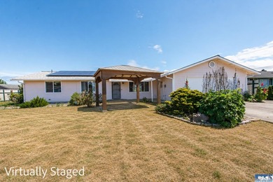 Welcome home to a beautifully remodeled Sequim retreat on .4 - photo 1