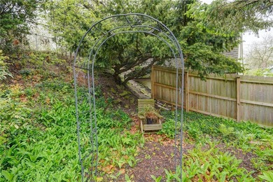Updated Cape Cod in the highly sought-after Cobb's Hill - photo 26