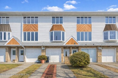 Welcome to 107 Hempstead Avenue! This well-maintained 2-bedroom - photo 4