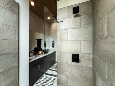 Welcome to Oakwood Estates, a bespoke mountain estate where - photo 30