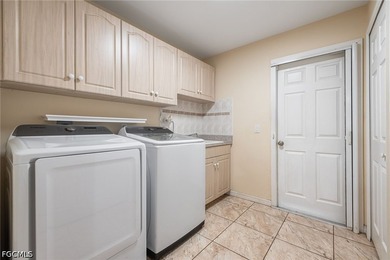 Welcome to this beautifully maintained 3-bedroom + den, 2-bath - photo 32