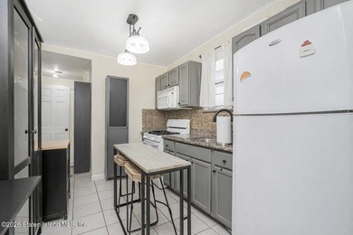 Welcome to 39 Post Lane! This 1-family detached, 3-bedrooms - photo 4