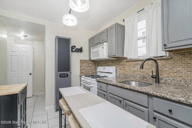 Welcome to 39 Post Lane! This 1-family detached, 3-bedrooms - photo 5