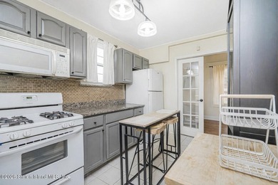 Welcome to 39 Post Lane! This 1-family detached, 3-bedrooms - photo 6