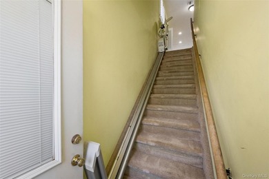 SPACIOUS UPPER UNIT 1100 SQ FT. NEW WINDOWS, UPGRADED INTERIOR - photo 3