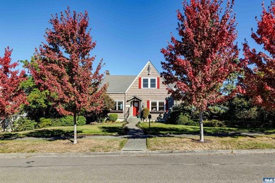 A true timeless 1937 classic craftsman with sweeping - photo 5