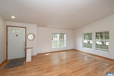 WELCOMING HOME IN SOUGHT-AFTER NEIGHBORHOOD! You need to see - photo 4