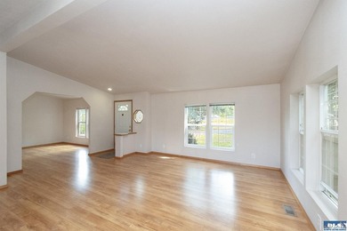 WELCOMING HOME IN SOUGHT-AFTER NEIGHBORHOOD! You need to see - photo 5