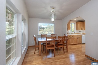 WELCOMING HOME IN SOUGHT-AFTER NEIGHBORHOOD! You need to see - photo 7