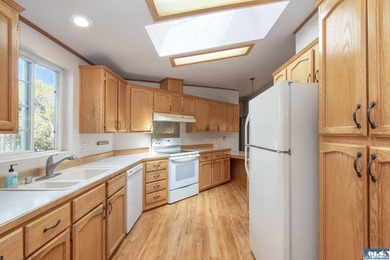 WELCOMING HOME IN SOUGHT-AFTER NEIGHBORHOOD! You need to see - photo 9