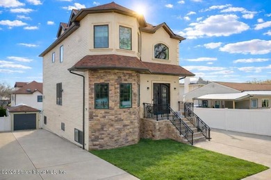 Spacious two-family Side Hall Colonial located on a quiet - photo 2