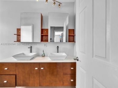 Beautiful 5-bedroom, 3-bathroom lakefront home located in the - photo 31