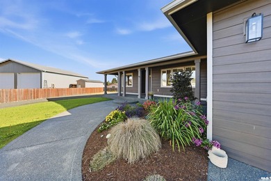 Beautiful custom home with those amazing mountain views to enjoy - photo 2