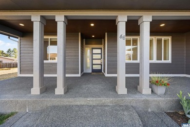 Beautiful custom home with those amazing mountain views to enjoy - photo 3