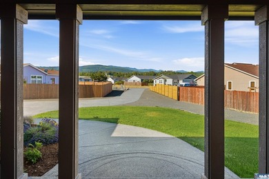 Beautiful custom home with those amazing mountain views to enjoy - photo 4