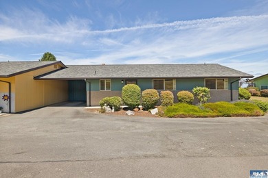 Enjoy easy living in this beautifully situated end-unit condo in - photo 2