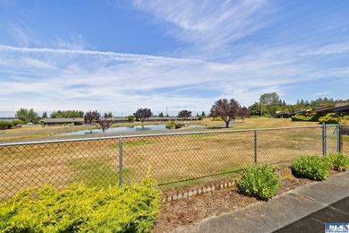 Enjoy easy living in this beautifully situated end-unit condo in - photo 3