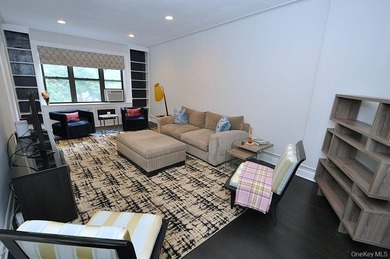 Elegant & spacious prewar 2 bed, 2 bath corner unit in The - photo 4