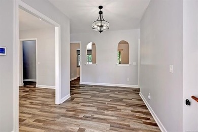 Versatile, Spacious, Move-In Ready - With NO HOA in the heart of - photo 4