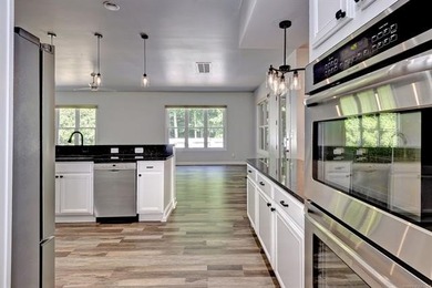 Versatile, Spacious, Move-In Ready - With NO HOA in the heart of - photo 8