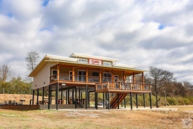 Riverfront cabin in Glenwood, Arkansas with great views, lots of - photo 9