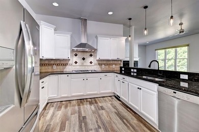 Versatile, Spacious, Move-In Ready - With NO HOA in the heart of - photo 9