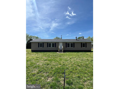 This completely remodeled home features 3 Spacious bed- rooms, 2 - photo 1
