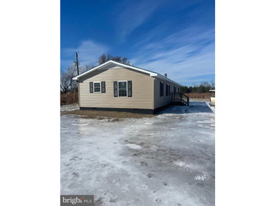 This completely remodeled home features 3 Spacious bed- rooms, 2 - photo 3