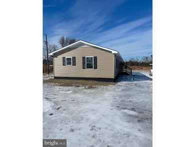 This completely remodeled home features 3 Spacious bed- rooms, 2 - photo 5