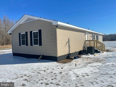 This completely remodeled home features 3 Spacious bed- rooms, 2 - photo 7