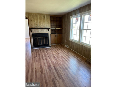 This completely remodeled home features 3 Spacious bed- rooms, 2 - photo 10