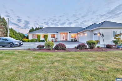 Experience refined Northwest living in this meticulously - photo 2
