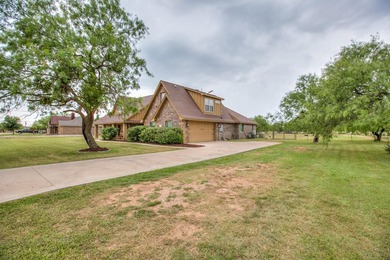 Beautiful 5 Bedroom, 3 Bath brick home on 1.05 fenced in acre - photo 2