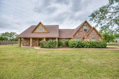 Beautiful 5 Bedroom, 3 Bath brick home on 1.05 fenced in acre - photo 3