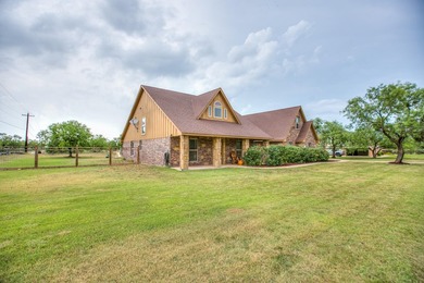 Beautiful 5 Bedroom, 3 Bath brick home on 1.05 fenced in acre - photo 4