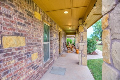 Beautiful 5 Bedroom, 3 Bath brick home on 1.05 fenced in acre - photo 5