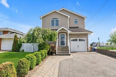 Bellmore water view 4-bedroom 2 bath colonial. Two 1st floor - photo 1