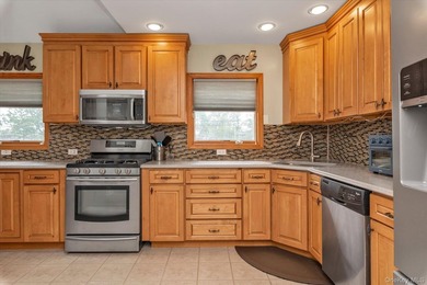 Bellmore water view 4-bedroom 2 bath colonial. Two 1st floor - photo 6
