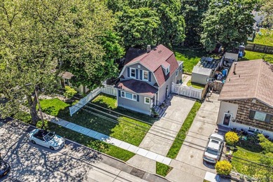 Welcome to this spacious and inviting Colonial in Freeport - photo 2