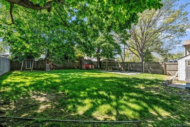 Welcome to this spacious and inviting Colonial in Freeport - photo 4
