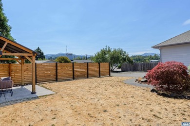 Lovely three bedroom mountain view home in the heart of - photo 6