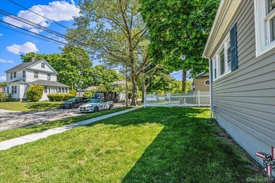 Welcome to this spacious and inviting Colonial in Freeport - photo 7