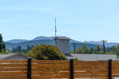 Lovely three bedroom mountain view home in the heart of - photo 8
