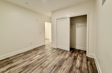 Lovely 1-bedroom condo in Bull City Commons Condominiums. Walk