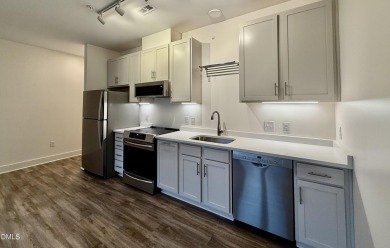 Lovely 1-bedroom condo in Bull City Commons Condominiums. Walk